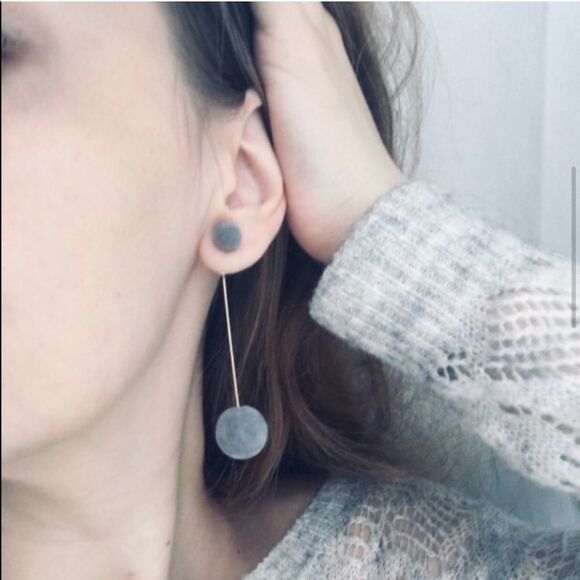 (B1) Gray Velvet Ball Earrings - Picture 1 of 2